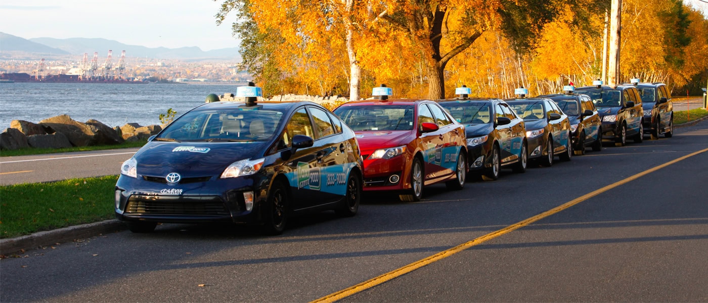 File de taxis près d'un parc automnal